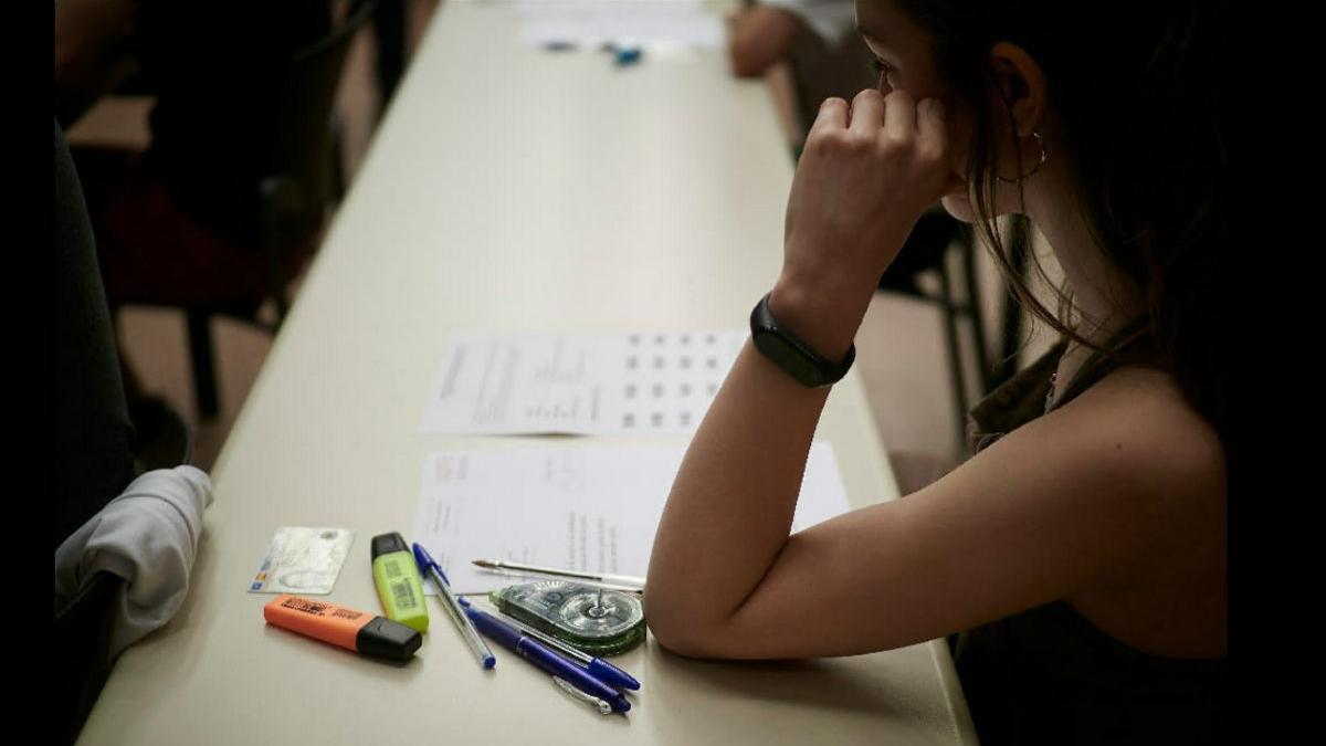 Una estudiante, minutos antes de comenzar la selectividad