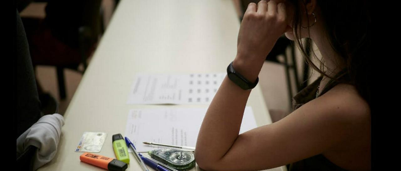 Una estudiante, minutos antes de comenzar la selectividad, en la Universidad Pública de Navarra.