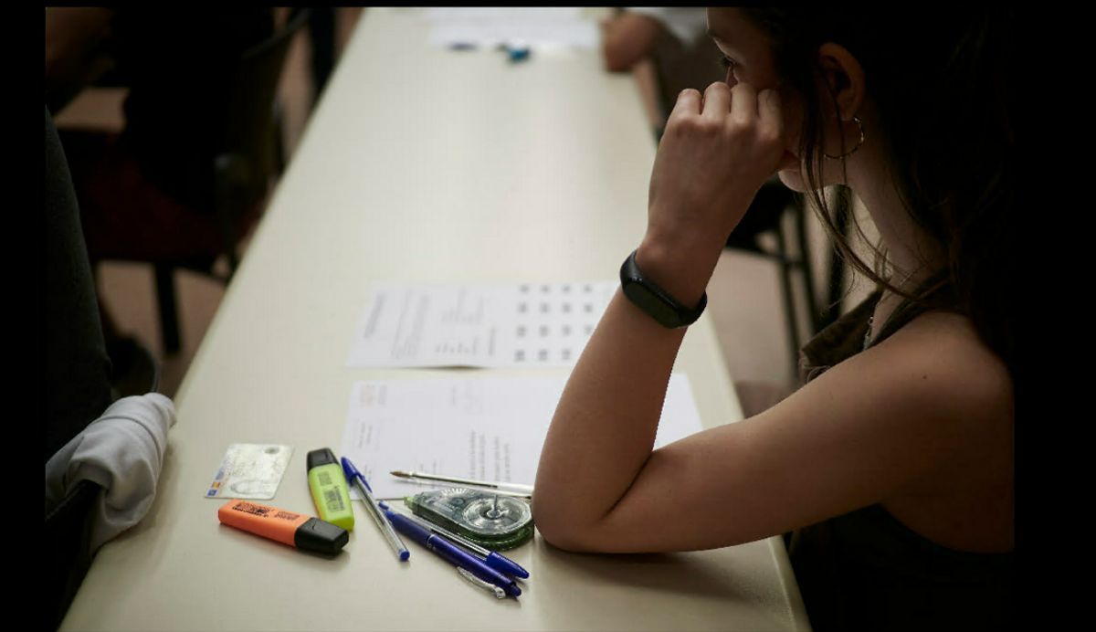 Una estudiante, minutos antes de comenzar la selectividad, en la Universidad Pública de Navarra.