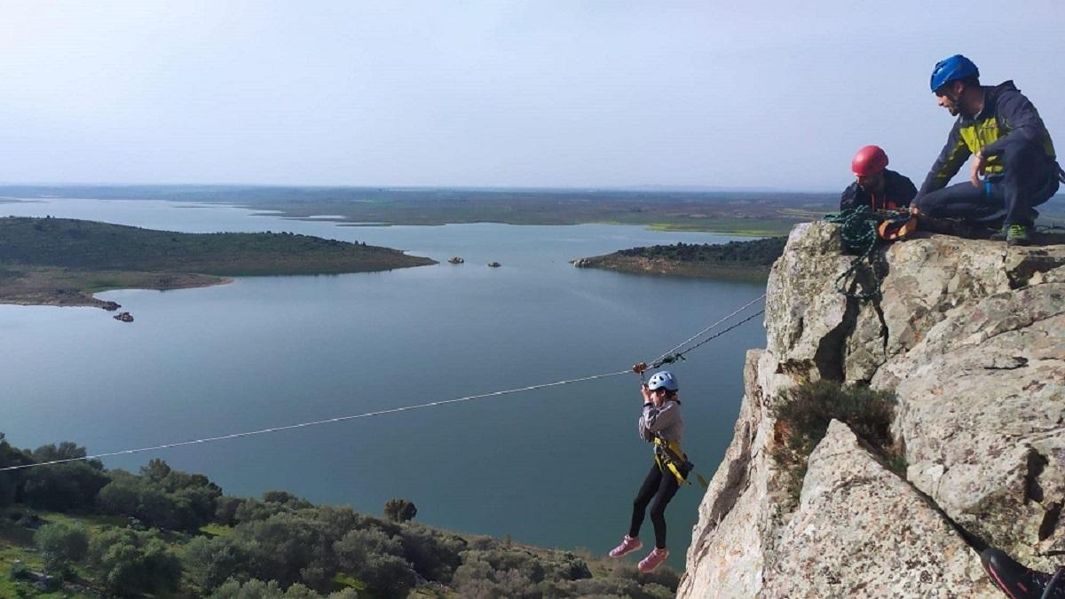 Unos jóvenes en el pantano de Alange, en una imagen de archivo.