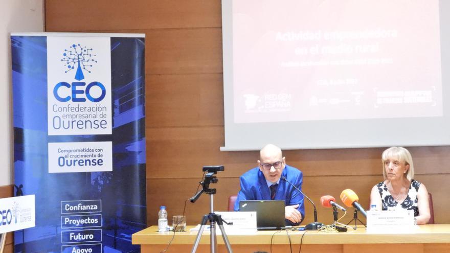 Alberto Vaquero, junto a Marisol Nóvoa durante la presentación del estudio.