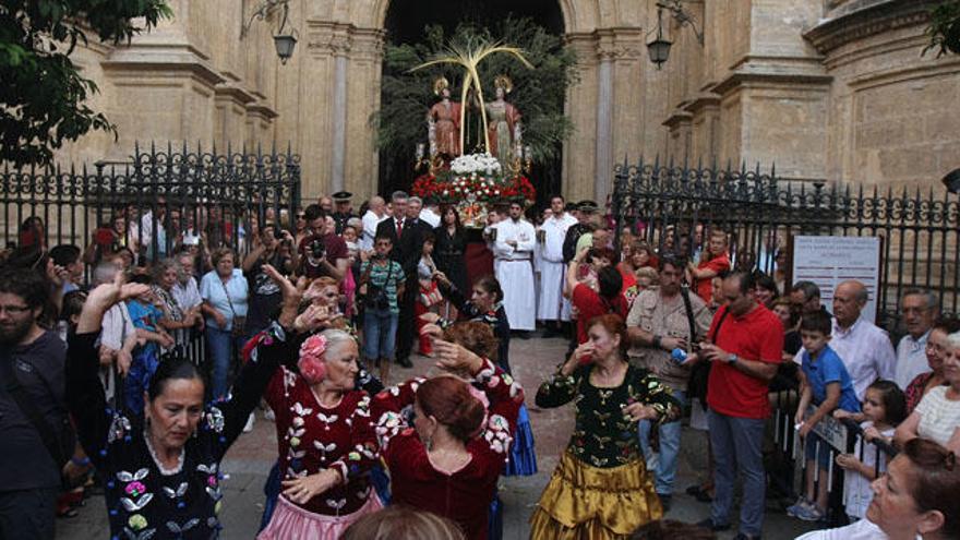 Procesión de los patronos el pasado año a la salida de la Catedral.