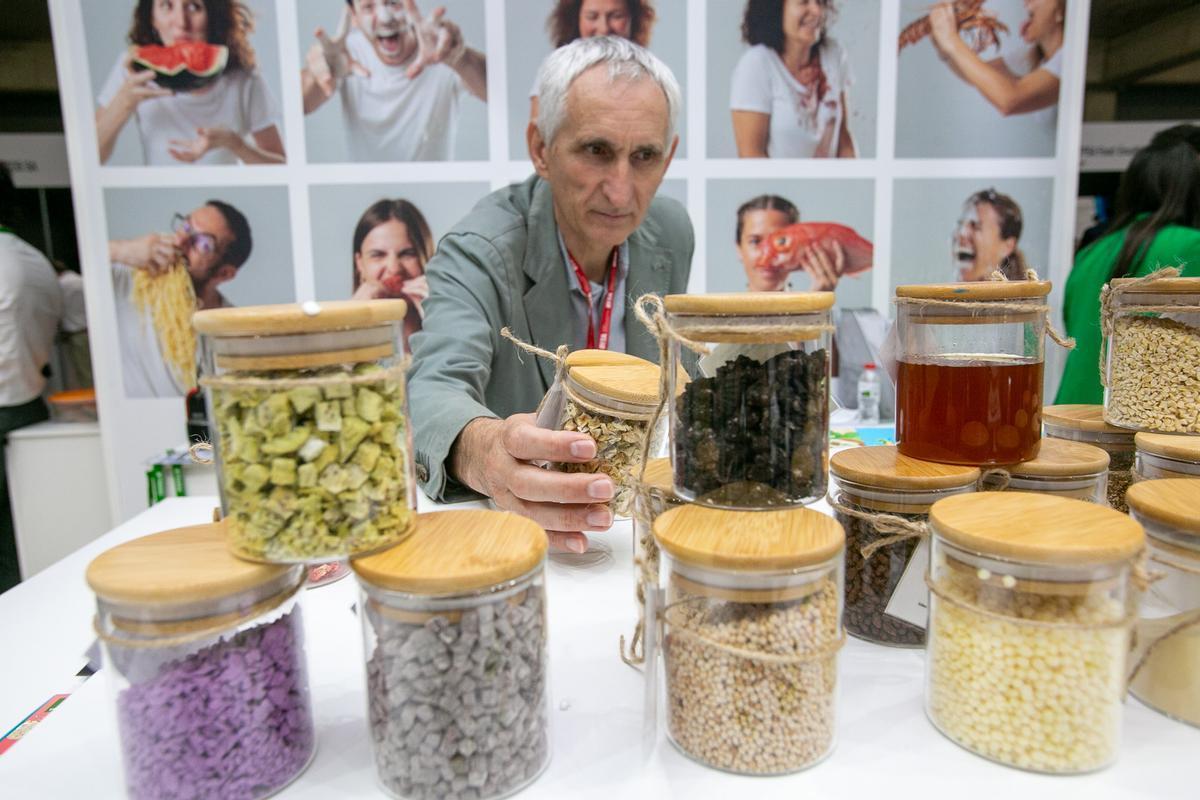 El director del IRTA, Josep Usall, con varias muestras de ingredientes alternativos en la feria Alimentaria Foodtech.