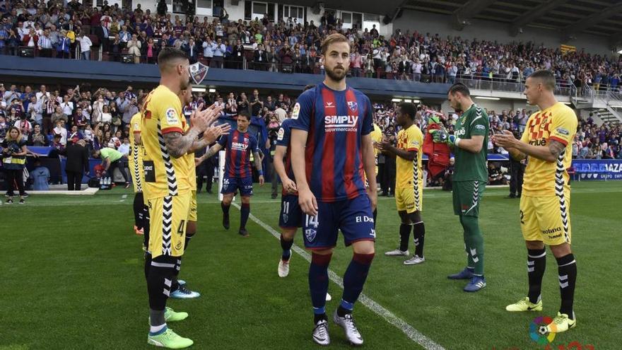 Partido entre Huesca y Nástic.