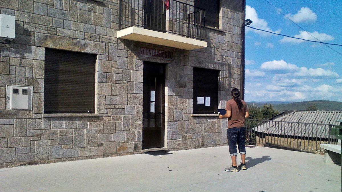 Un hombre intenta conectarse a la red pública de un ayuntamiento de la provincia. |