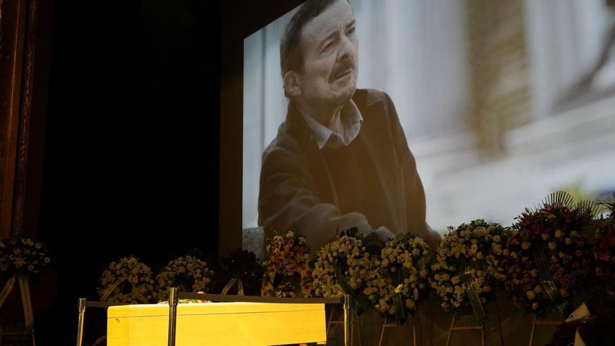 El féretro del actor Juan Diego, rodeado de flores, ayer en el Teatro Español.   | // ÁNGEL DÍAZ