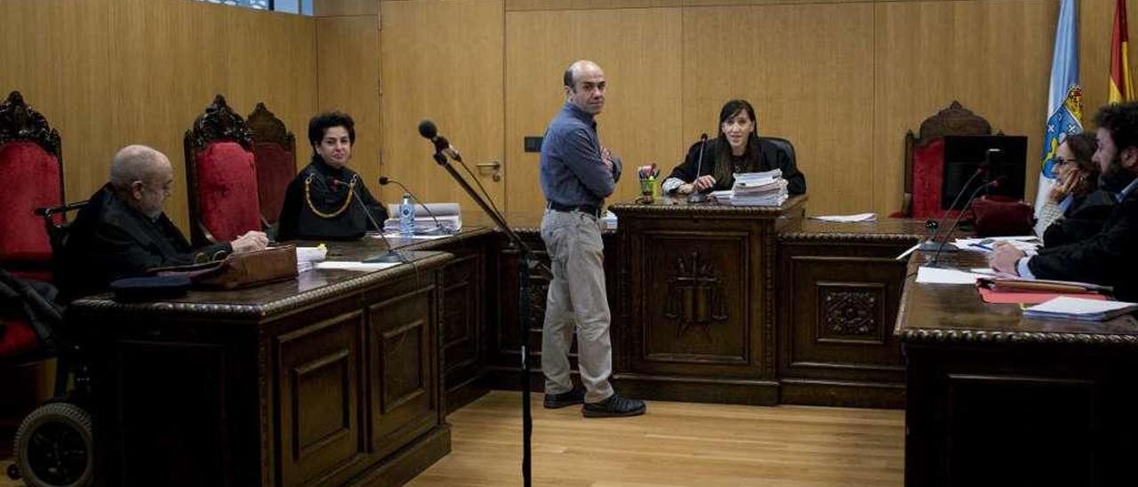 El conductor acusado, Bautista R. G., ayer en la sala antes de la suspensión. // Brais Lorenzo