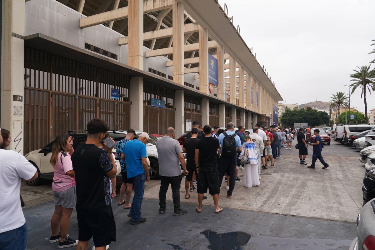 Colas en La Rosaleda de abonados malaguistas para comprar este lunes las entradas del domingo para la ida de la final por el ascenso contra el Almería.