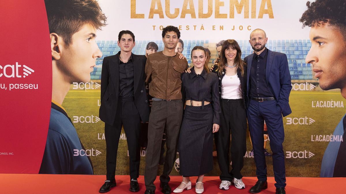 Actores y actrices de la serie 'L'Acadèmia' en la preestrena de este jueves en Barcelona