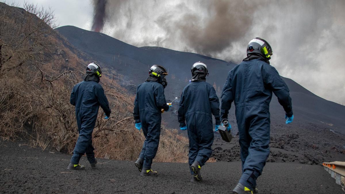 La UME mide la calidad del aire tras la erupción del volcán de La Palma