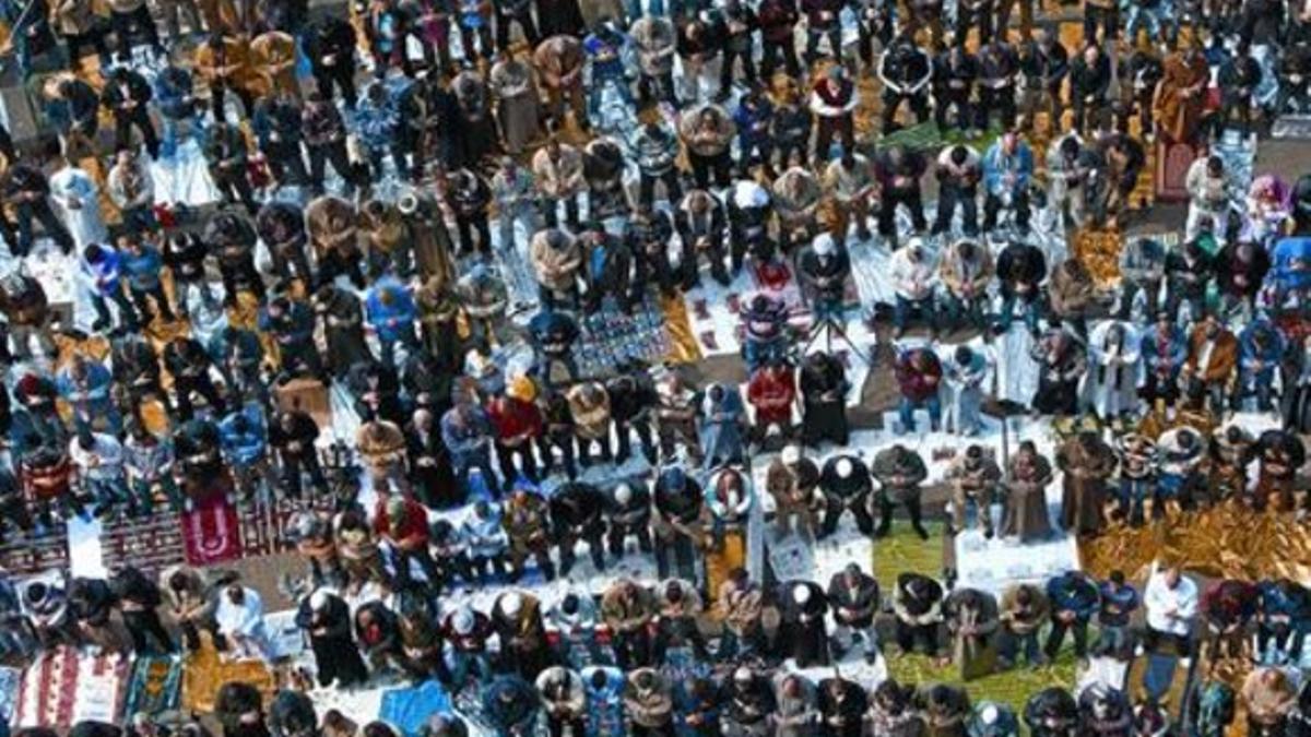 Manifestantes egipcios rezan en Tahrir, ayer.