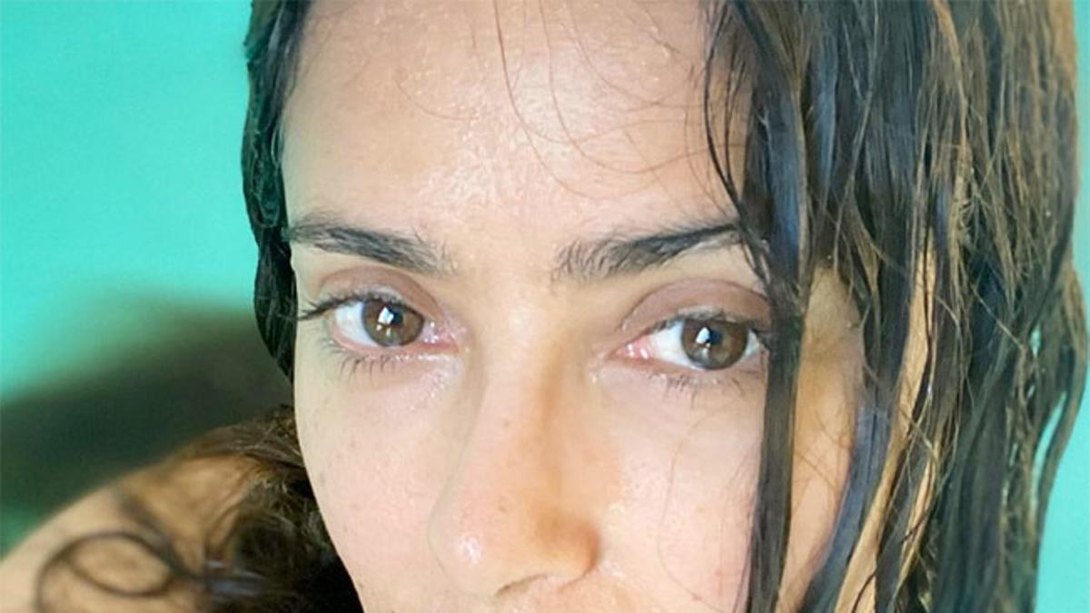 Salma Hayek posa sin maquillaje y con el pelo mojado