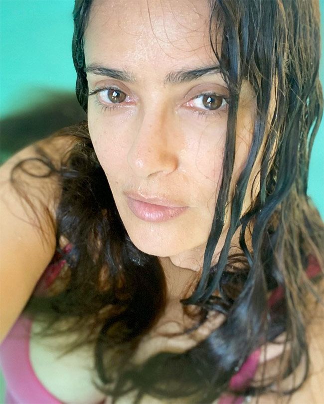 Salma Hayek posa sin maquillaje y con el pelo mojado