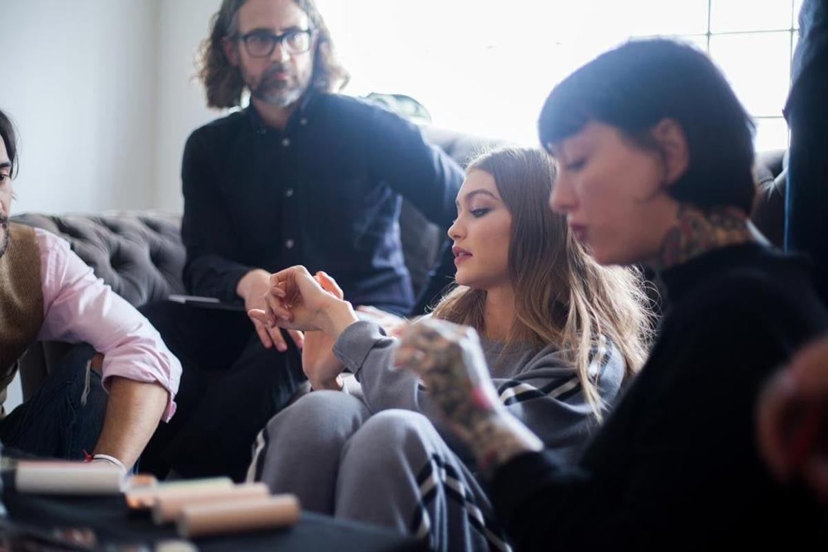 Gigi Hadid probando las bases de su colección de maquillaje para Maybelline Nueva York