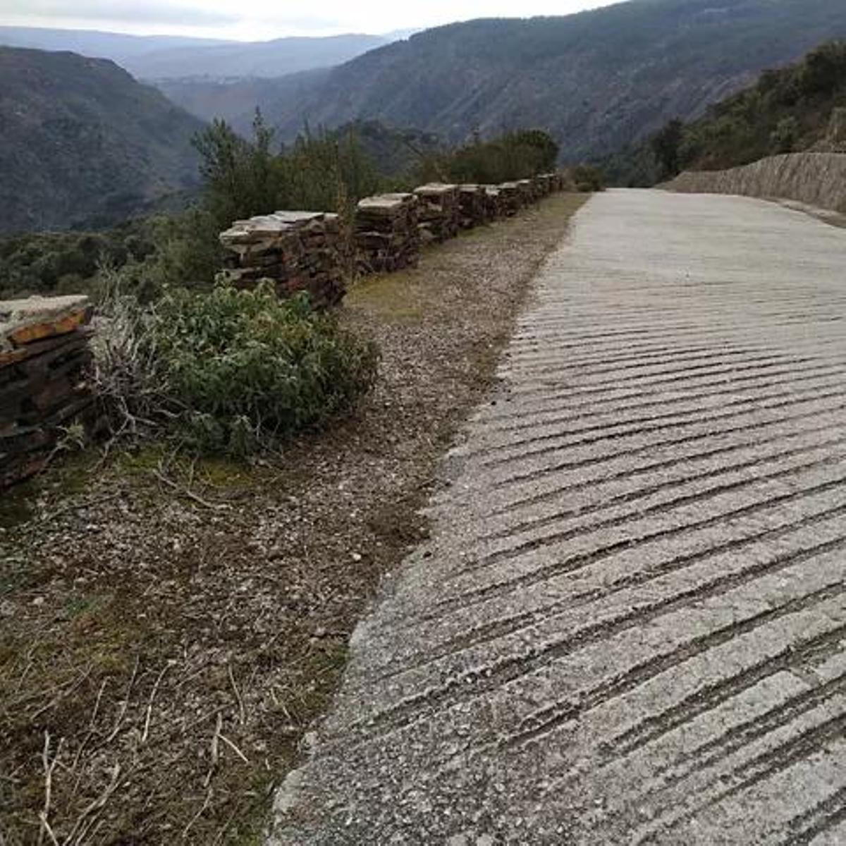 La carretera cuenta con un suelo de hormigón con relieve para aumentar la tracción de los vehículos