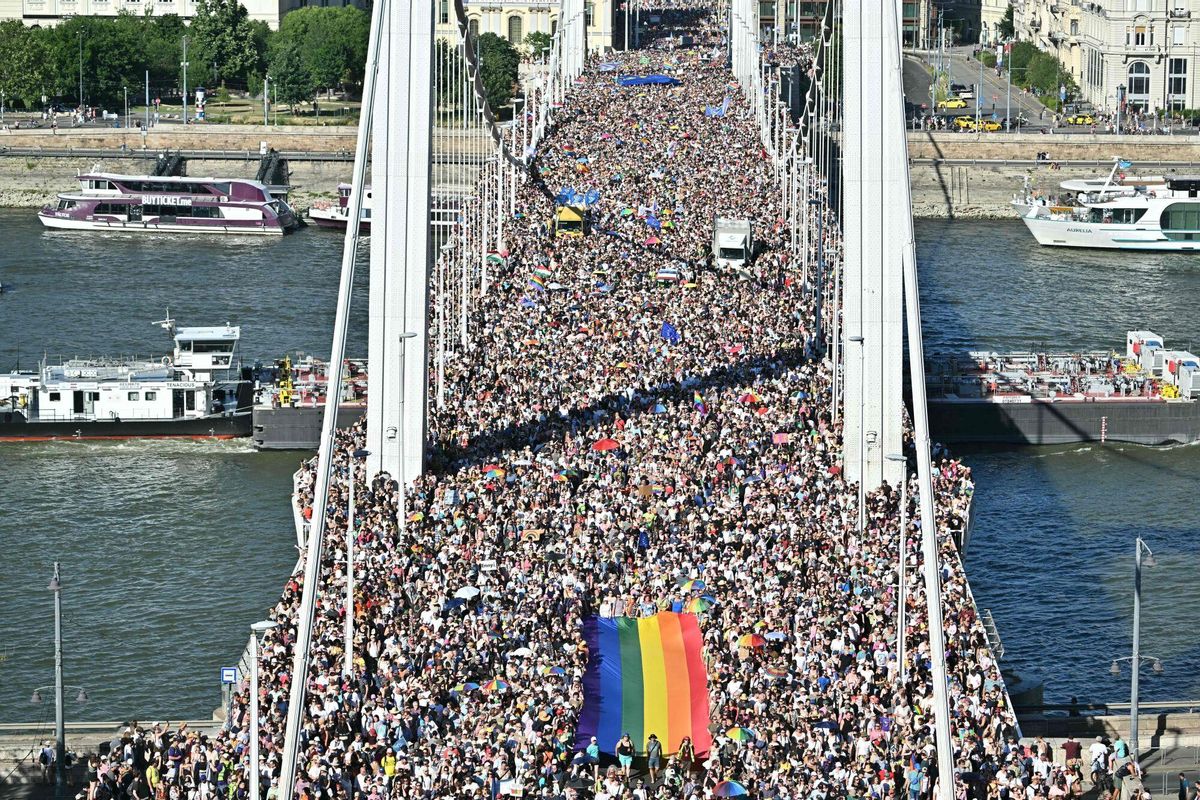 Personas portan una bandera arcoíris durante el desfile del Orgullo de Budapest en el centro de la ciudad el 28 de junio de 2025. El ayuntamiento de la capital organizó esta marcha de la comunidad LGBTQ+ para celebrar la libertad, con el fin de eludir una ley que permite a la policía prohibir las marchas LGBTQ+.
