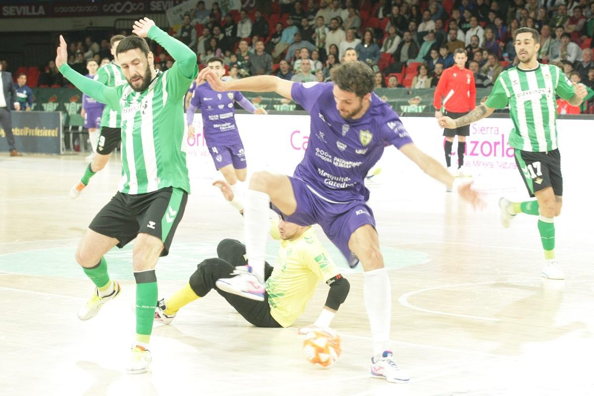 Zequi trata de controlar la pelota en el Betis-Córdoba Futsal en San Pablo.