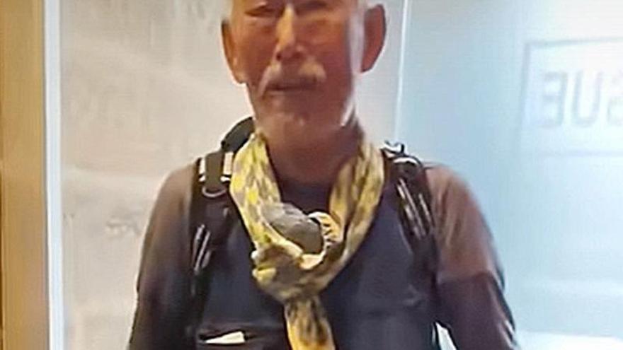 Parada en Ourense para un coreano de 82 años que hace el Camino de Santiago en solitario... y sin saber idiomas