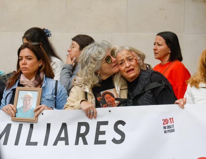 Todas las imágenes de la llegada de Pradas y Argüeso para declarar como imputados por la gestión de la dana