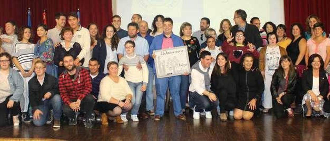 Foto de familia realizada el sábado, durante los actos de celebración de los 25 años del Colegio Edes, en el auditorio de Tapia de Casariego.
