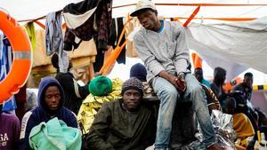 Migrantes a bordo del ’Open Arms’, este domingo.