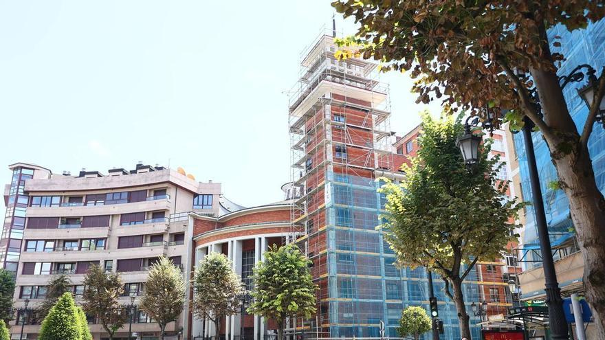 La parroquia de Oviedo revisará ladrillo a ladrillo toda su fachada tras la caída de cascotes