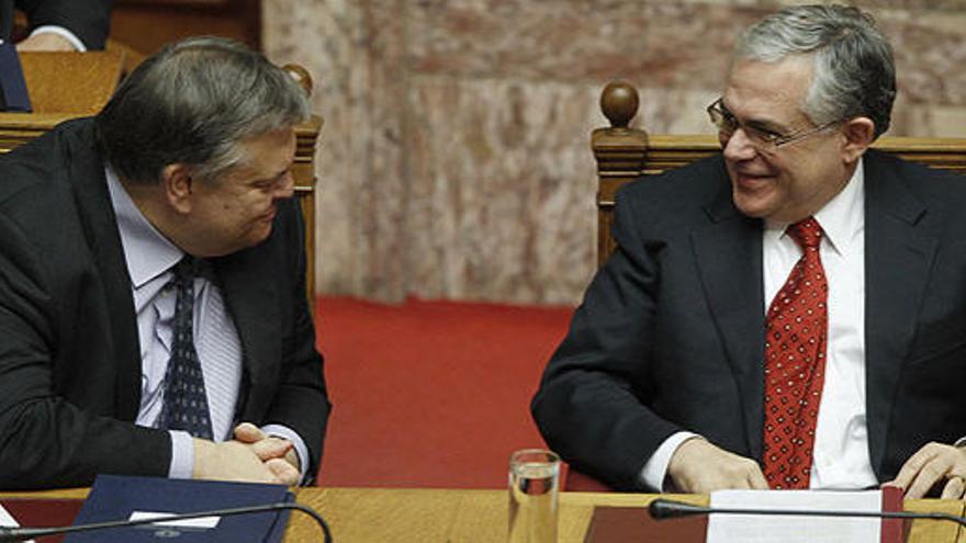Lucas Papademos y Evangelos Venizelos, este miércoles, en el parlamento griego.
