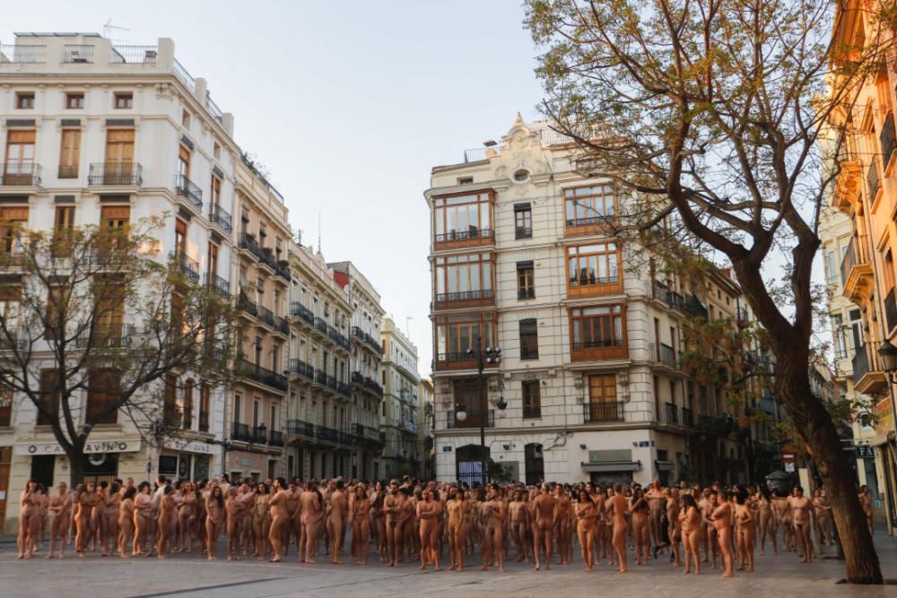 Spencer Tunick desnuda a 2.000 personas en València frente a las Torres de Serranos