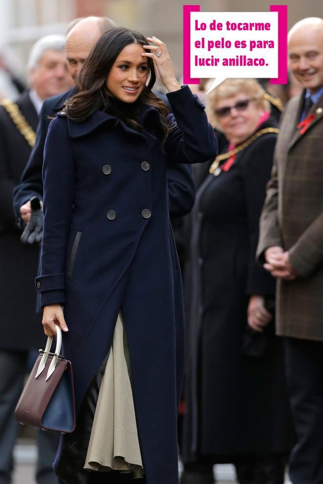 Meghan Markle enseñando su anillo de compromiso