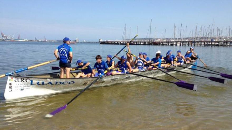 La trainera del Náutico de Luanco, antes de comenzar la prueba en Erandio.