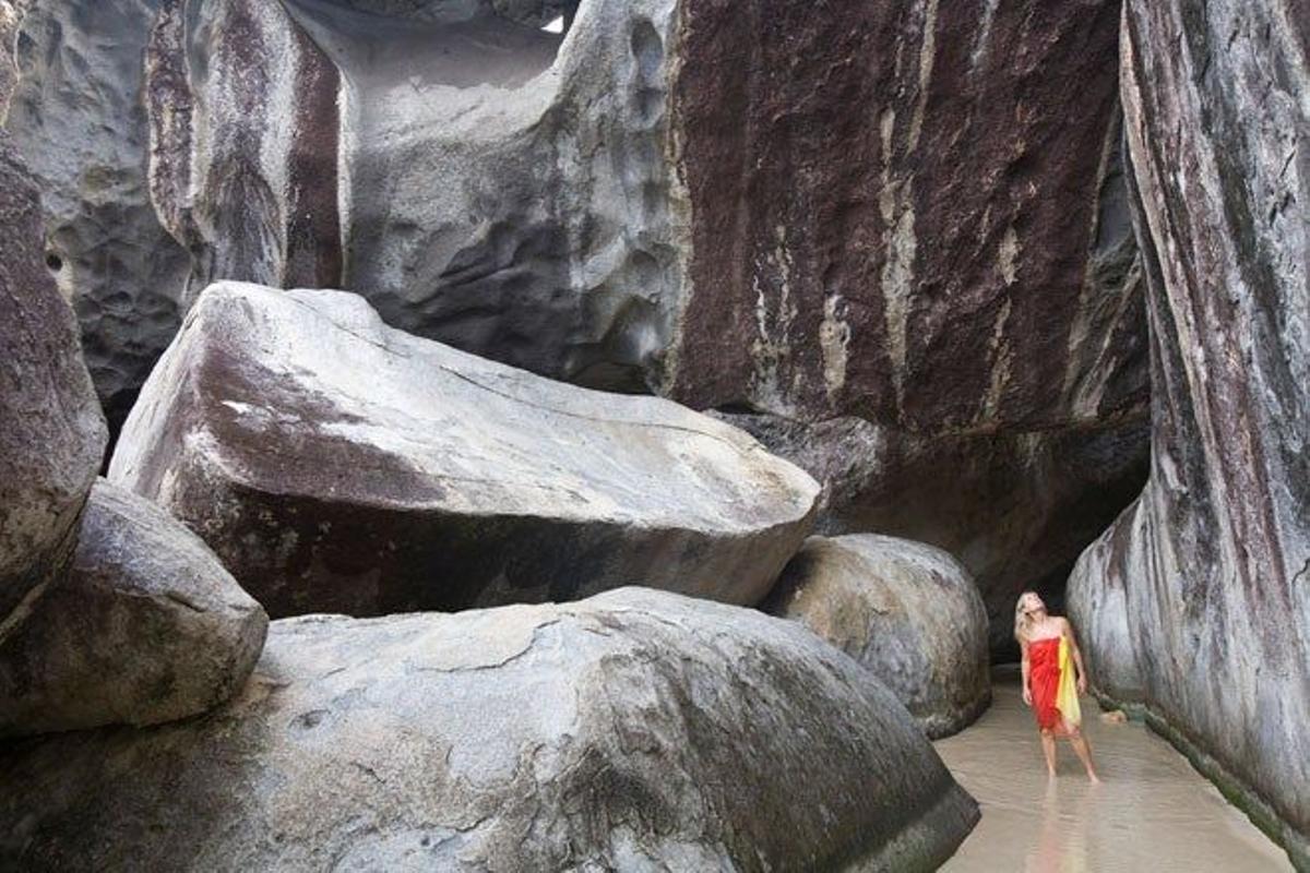 Uno de los pasillos entre las rocas de The Baths.