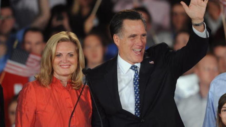 El precandidato republicano a la presidencia, Mitt Romney, junto a su esposa Ann.