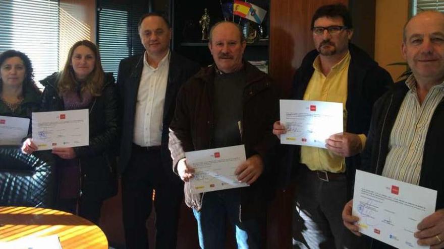 El alcalde, Jesús Otero, posa con asistentes al seminario sobre prevención de riesgos.