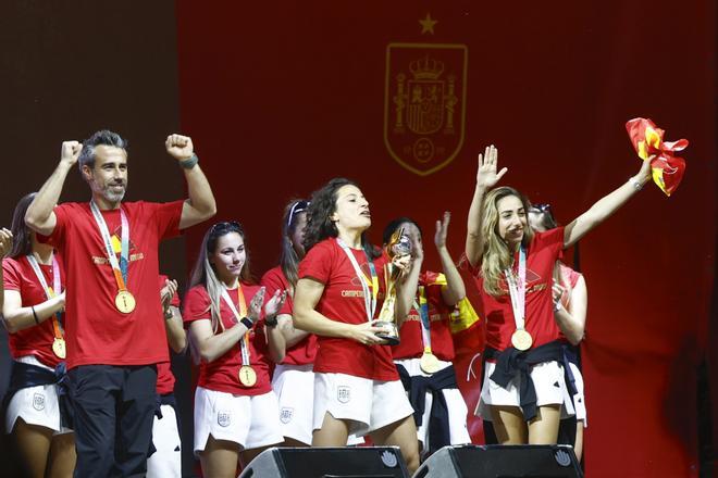 Olga Carmona junto Ivana Andrés y Jorge Vilda en la celebración de la victoria del Mundial 2023.