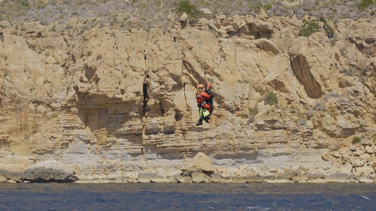 Momento en el que suben al helicóptero a uno de los "rescatados"