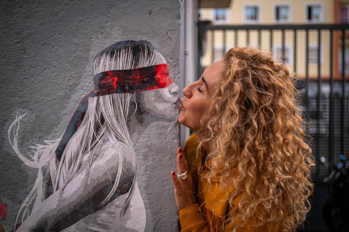 Una mujer besa a 'El beso' de Alberto León este martes en La Laguna.