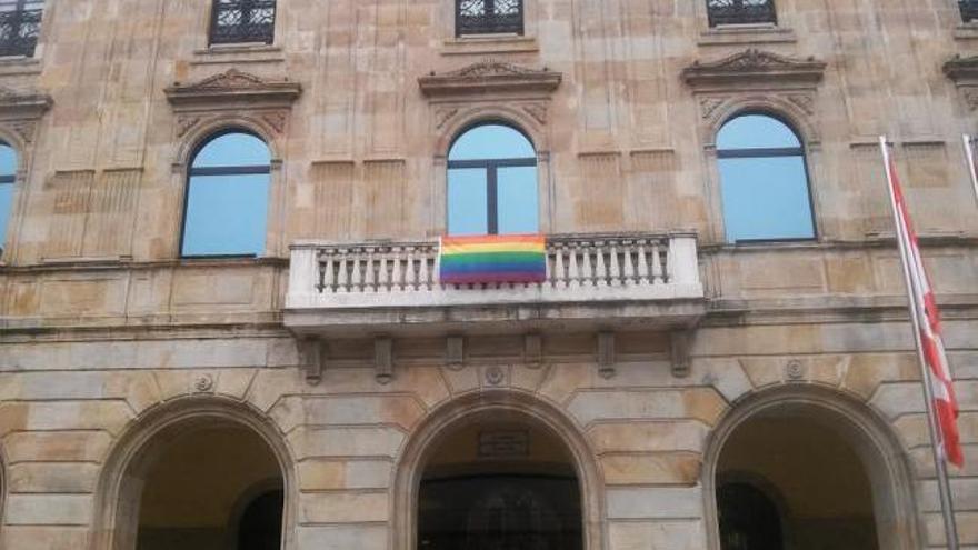 El Ayuntamiento de Gijón también cuelga la bandera arcoíris en su balcón