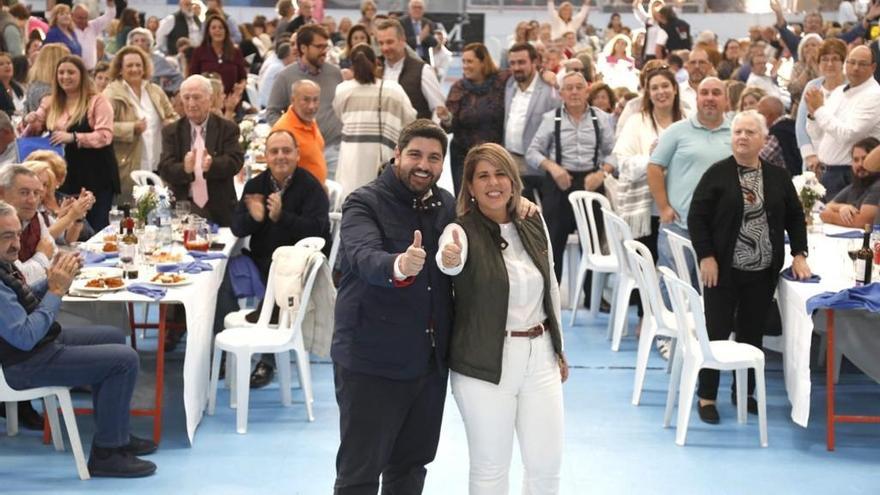 El presidente del Partido Popular, Fernando López Miras, ha asistido a la convivencia de Navidad en Cartagena con la alcaldesa del municipio y presidenta del PP de Cartagena, Noelia Arroyo