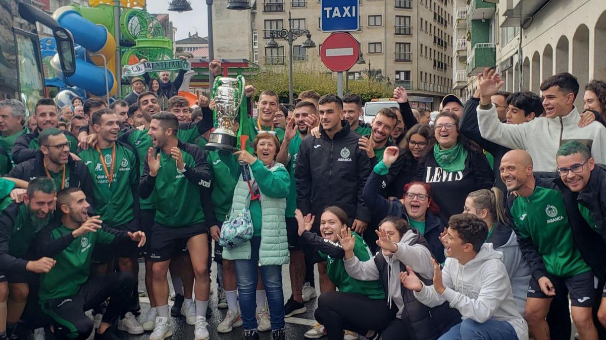 Parte del club y de la afición levantó la Copa Federación al regreso de Alzira. |  // FERNANDO CASANOVA