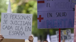 Medio millar de gallegos acude cada mes a la línea contra el suicidio: «En una situación de riesgo, hay una franja de 90 minutos que es crucial»