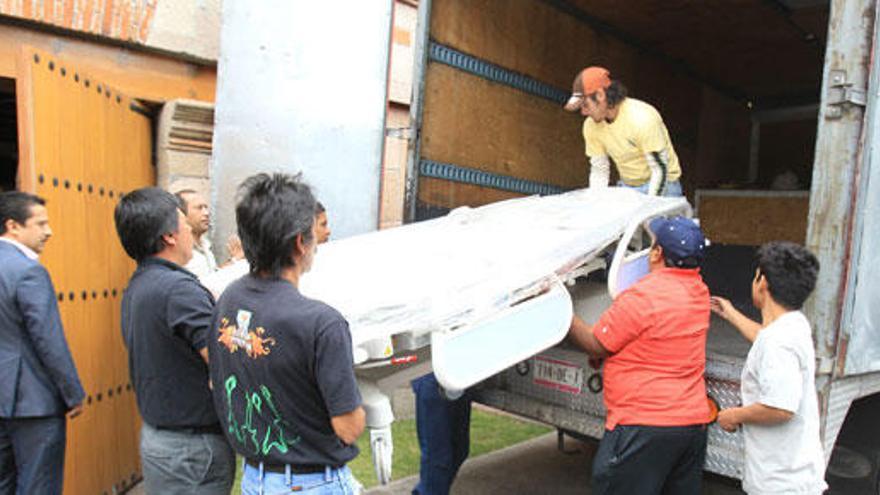 Una cama especial es llevada a la casa del escritor