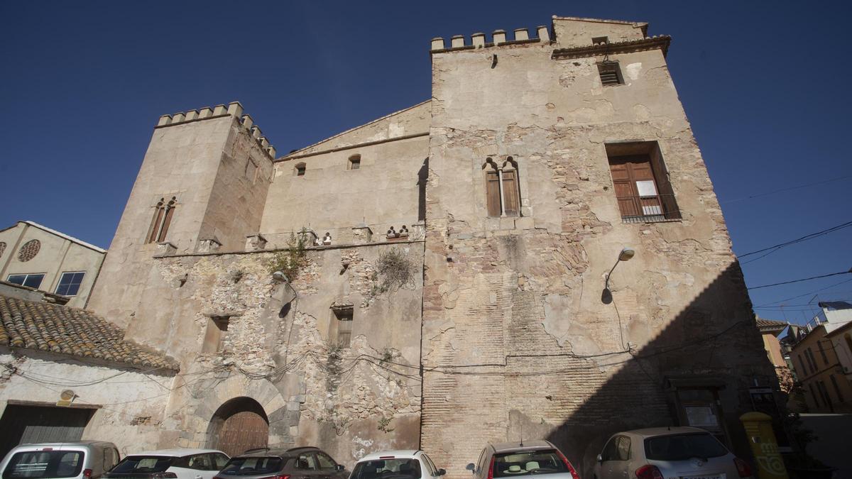 Vistas del Castillo-palacio con coches