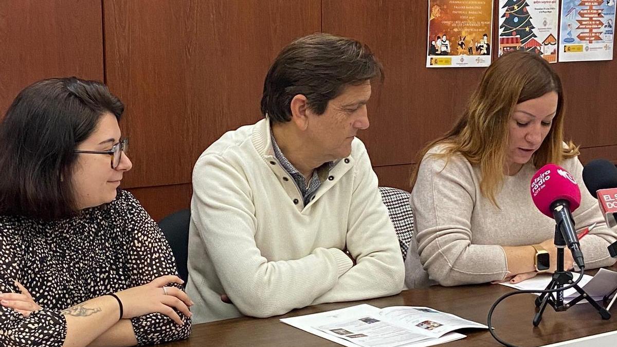 La regidora de Joventut, Lara Ferrer; l'alcalde, Alfons Domínguez, i la regidora de Festes, Gemma Alós, en la presentació de la programació.