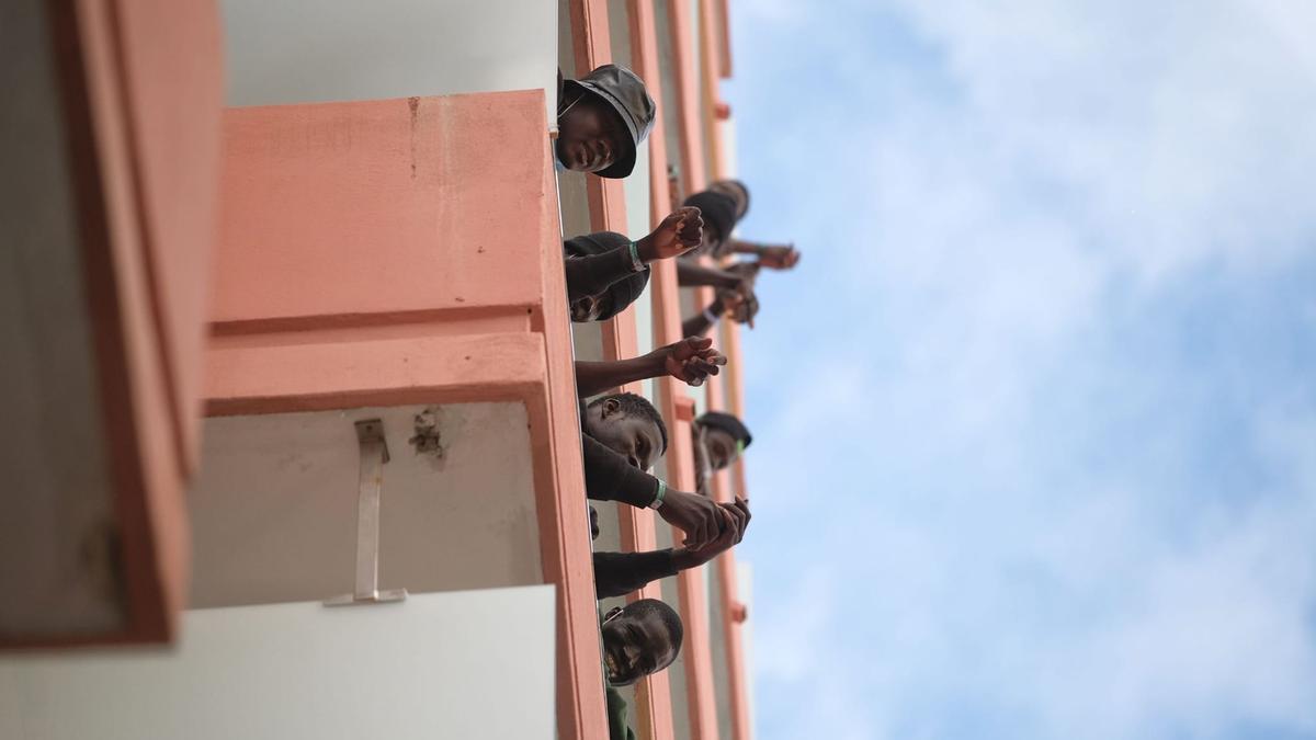 Traslado de inmigrantes desde Puerto de la Cruz a Las Canteras