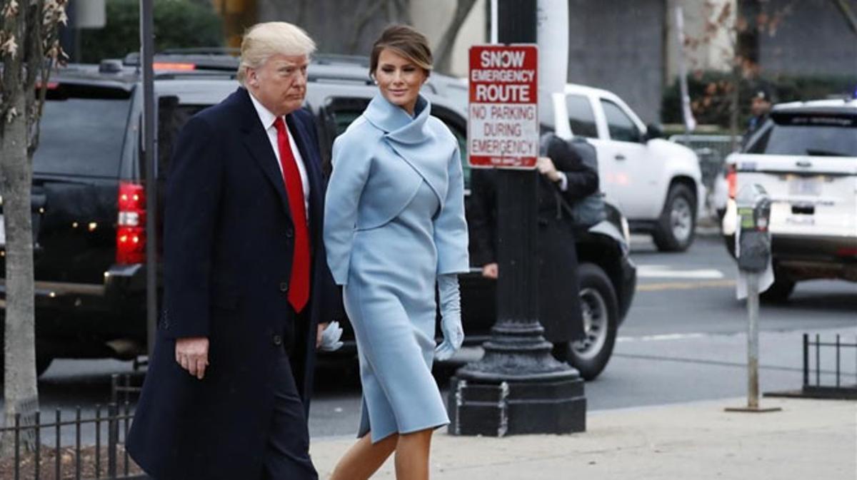 Donald Trump y su esposa, Melania, llegan al Capitolio, minutos antes de celebrarse la toma de posesión como presidente de EEUU.