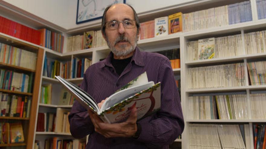 Josep Maria Aloy a la seva biblioteca, que acull 8.000 títols