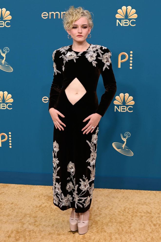 Julia Garner en los Premios Emmy 2022