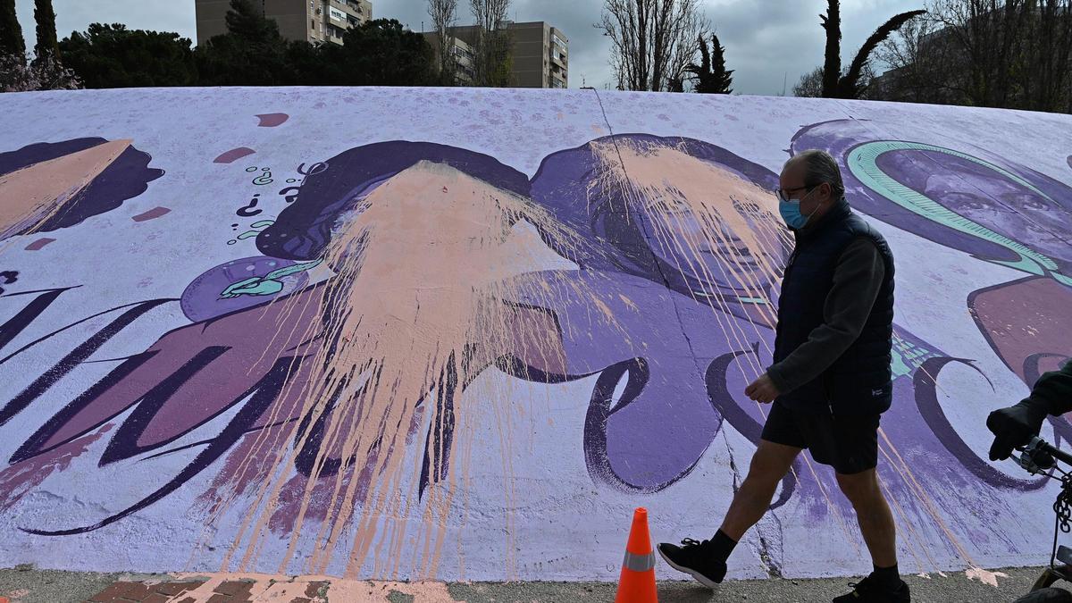 El mural feminista de Alcalá de Henares,  inaugurado ayer por la vicepresidenta, Carmen Calvo,  ha amanecido con pintadas.