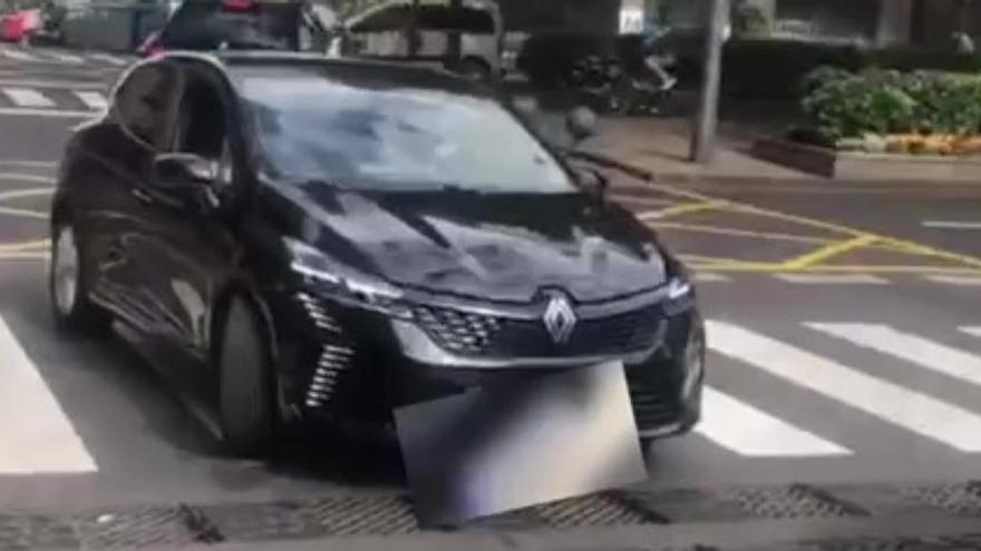 Un coche va en dirección contraria en la calle Unamuno