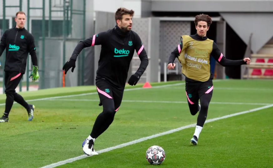 Piqué, en el penúltimo entrenamiento del Barça antes de recibir al Paris SG en el Camp Nou.